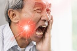 虫歯がひどくなり強い痛みを感じる男性