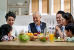 ひどい虫歯を治療し家族と食事を楽しむ男性