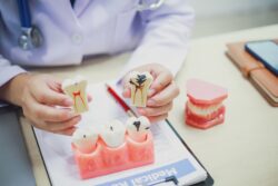 虫歯の進行度について説明する歯科医師