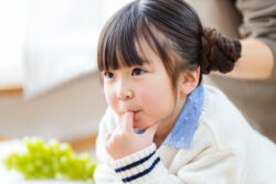 歯並びが悪くなる原因のおしゃぶりをする女の子