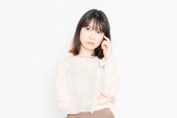 審美歯科の費用は保険適用の対象となるのか疑問を持つ女性