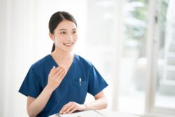 丁寧なカウンセリングを行う歯科医師