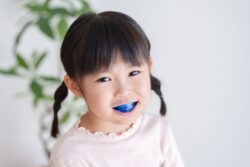 MRC矯正の器具を装着した女の子