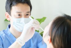インプラント治療後の口腔内トラブルを防ぐために定期的に歯の検診をしてもらう女性