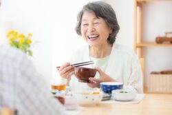 インプラントにして美味しく食事をいただく女性