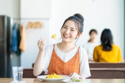 インビザラインの治療を終え笑顔で食事をする女性