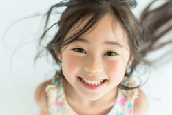 歯列矯正を終えた笑顔の子ども