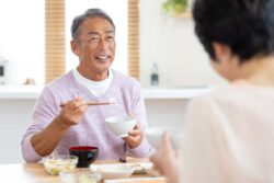 歯周病を予防して快適に食事を楽しむ男性