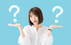 ワイヤー矯正とマウスピース矯正の違いを比較する女性