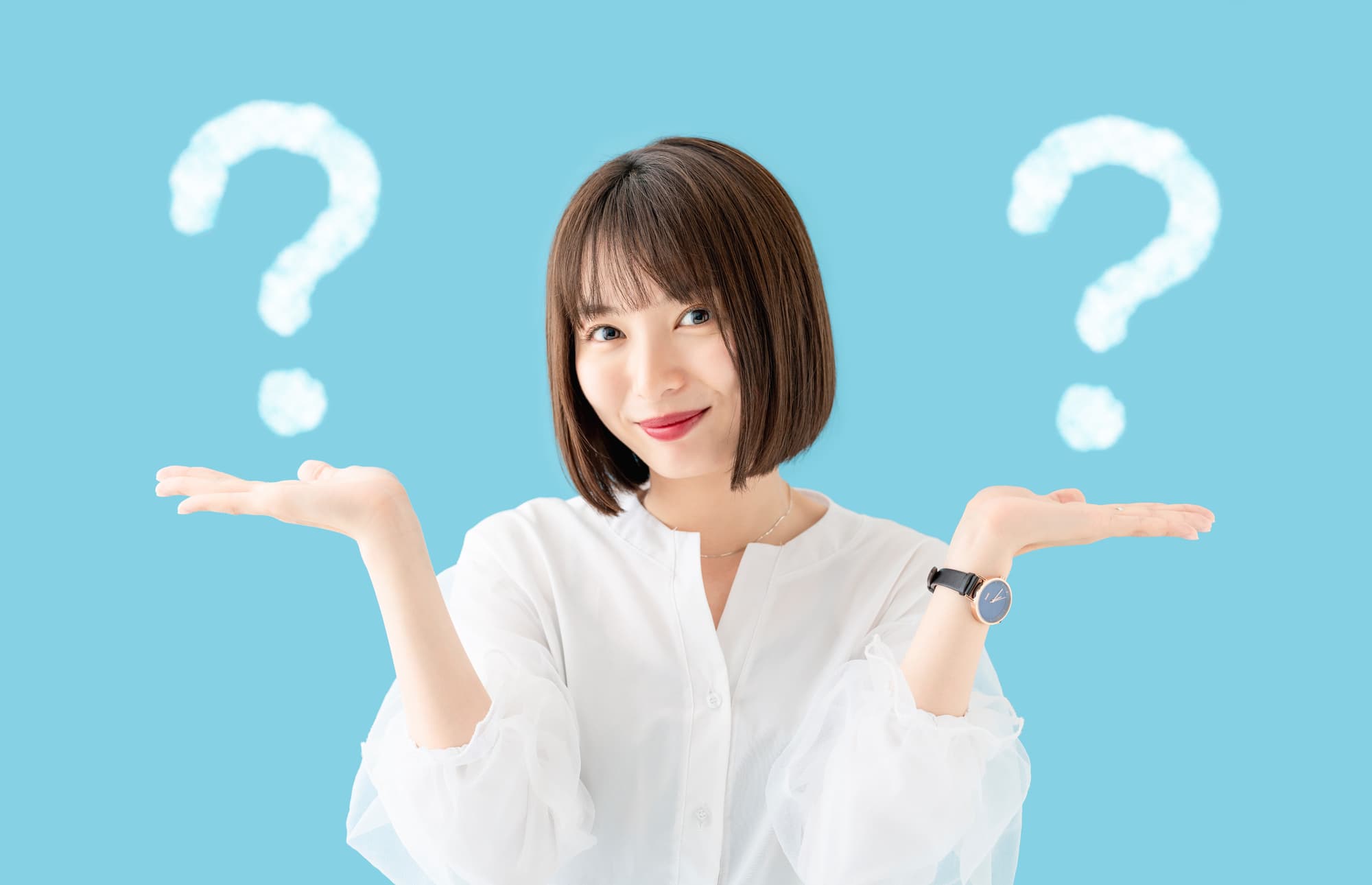 ワイヤー矯正とマウスピース矯正の違いを比較する女性