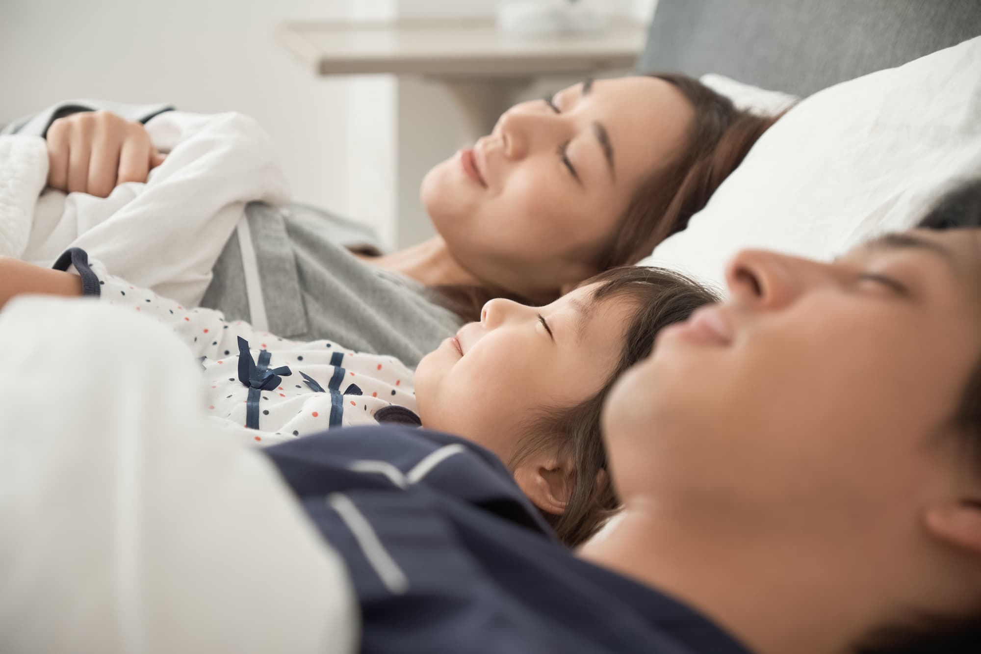 規則正しい生活で十分な睡眠をとる家族