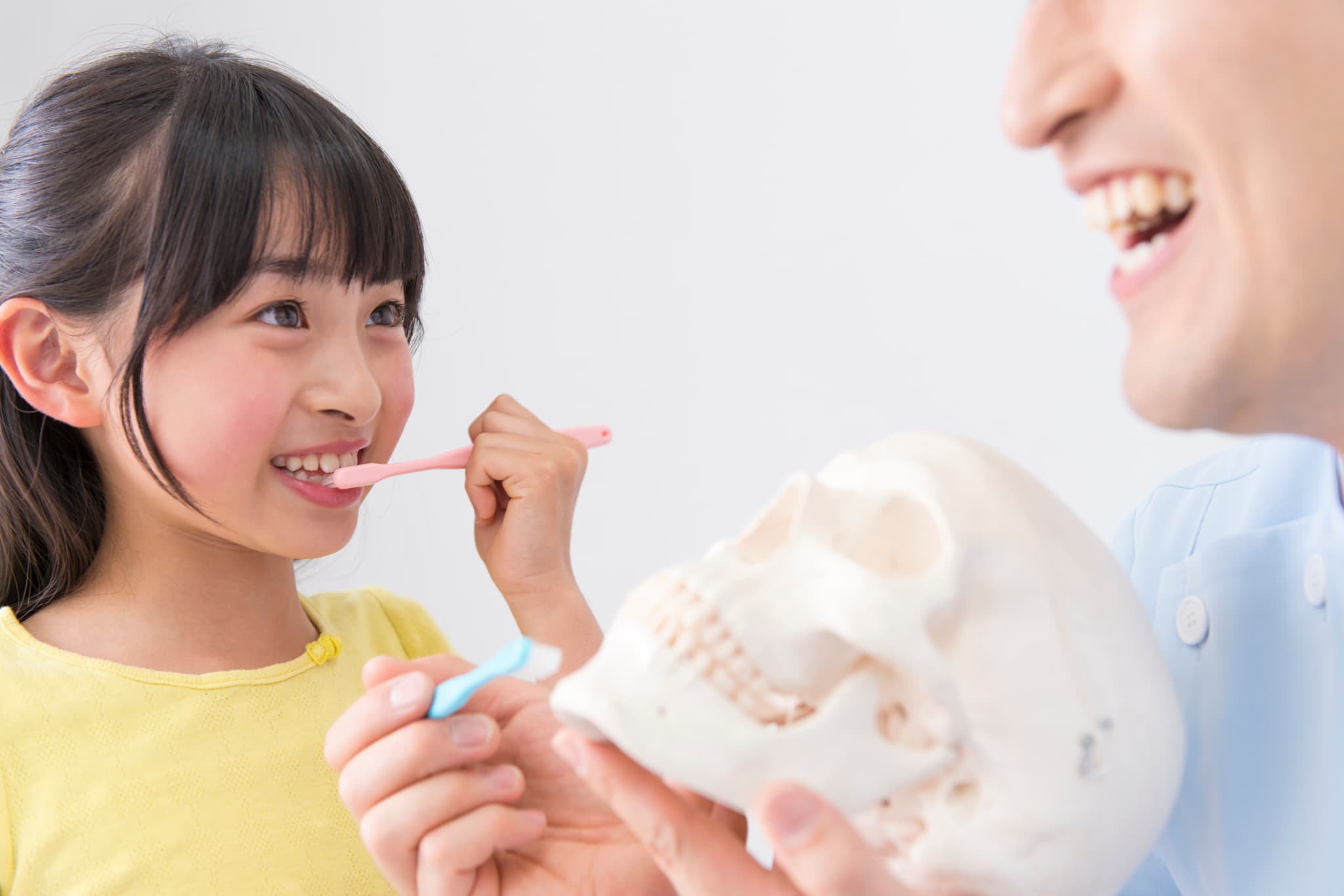 歯科医院でブラッシング指導を受ける女の子