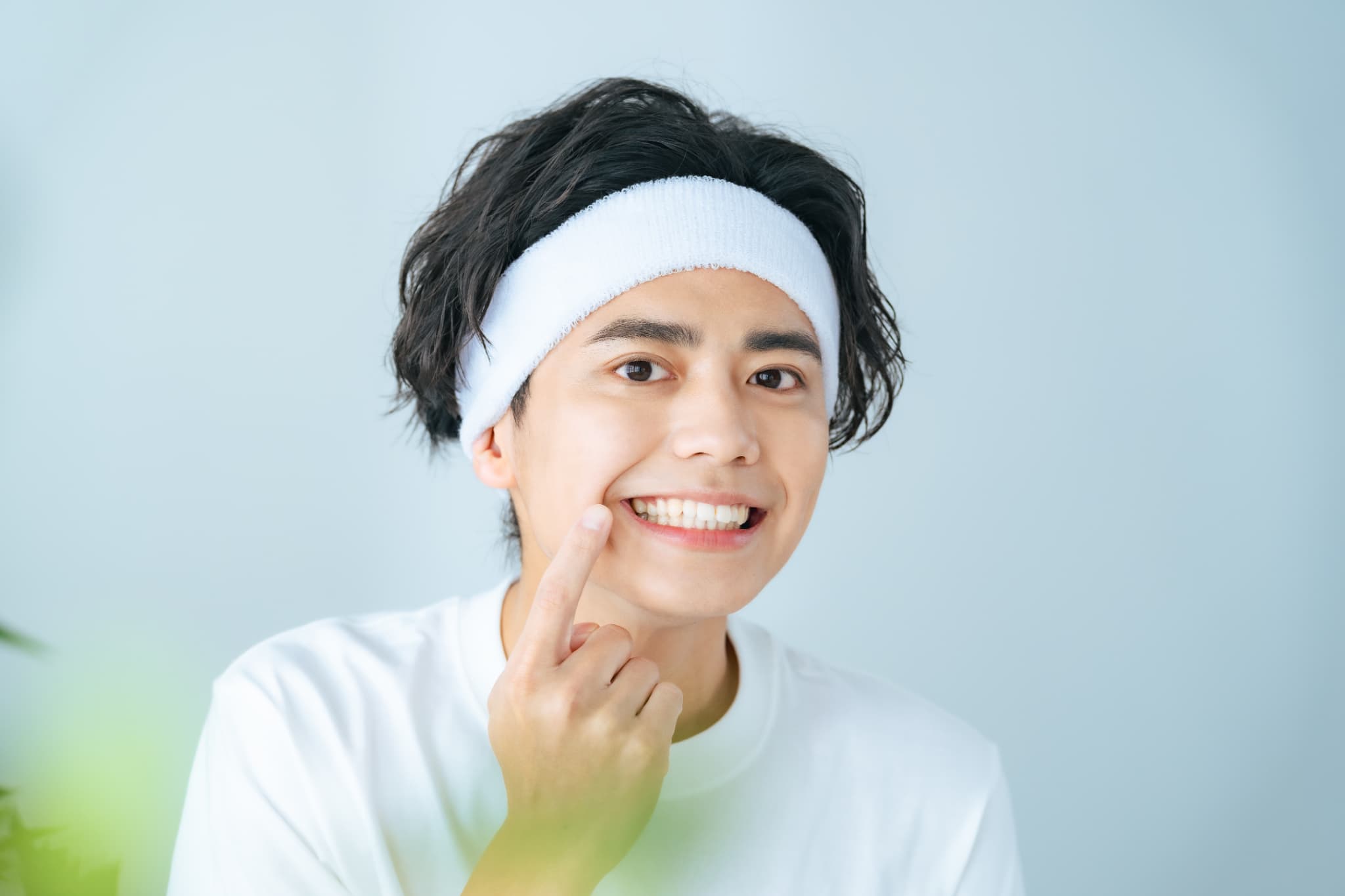 インプラントにした歯を見せる笑顔の男性