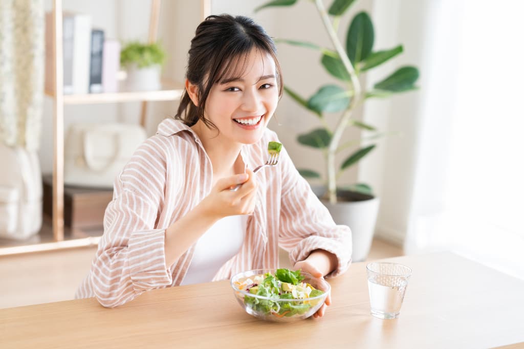 親知らずを治療し美味しく食事をいただく女性