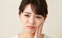 親知らずが痛む女性
