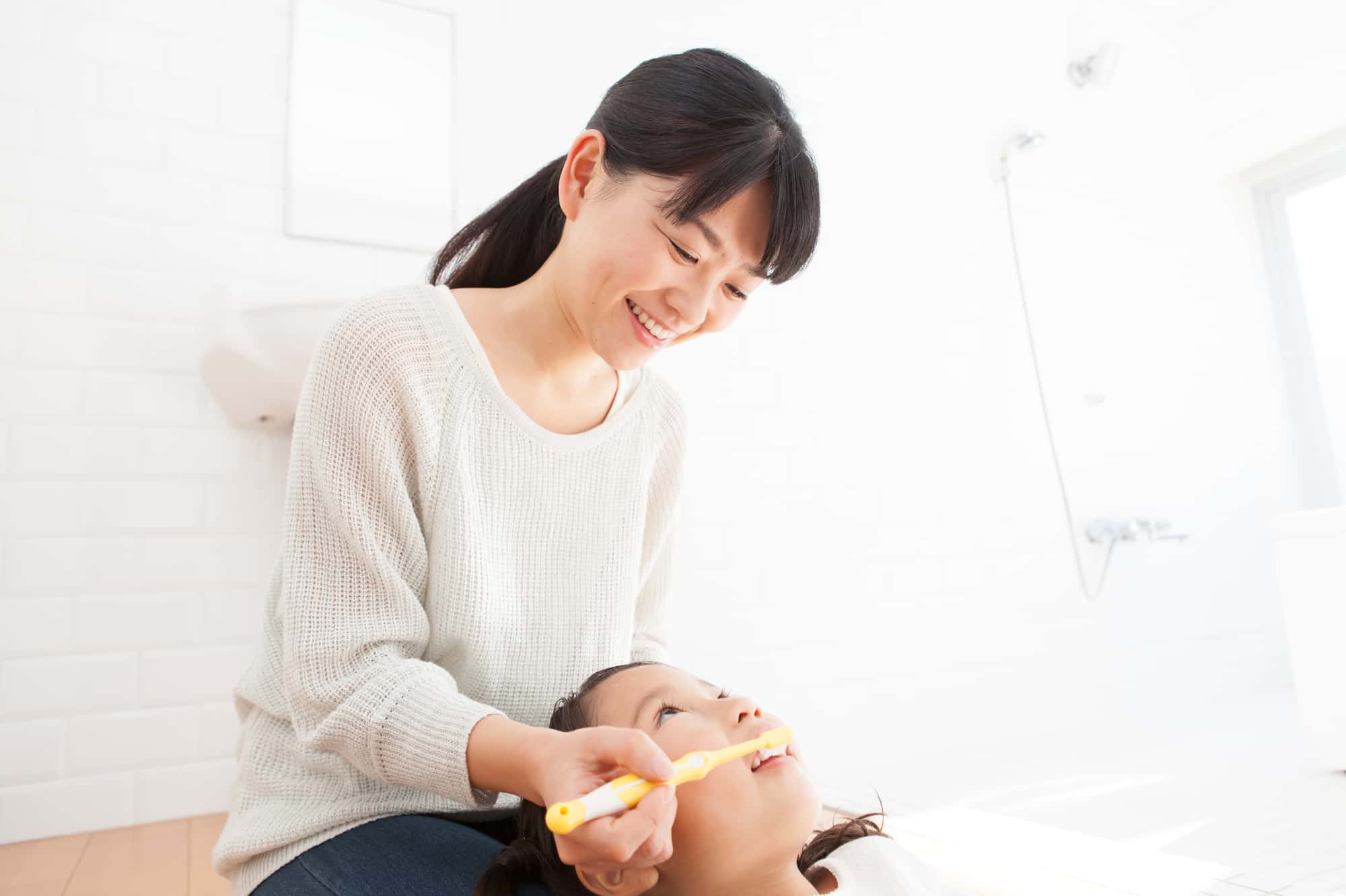 乳歯の虫歯予防に親が仕上みがきをするイメージ