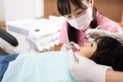 乳歯の虫歯を治療する子ども