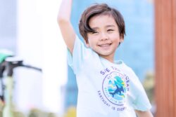 乳歯の虫歯を治療して笑顔の男の子