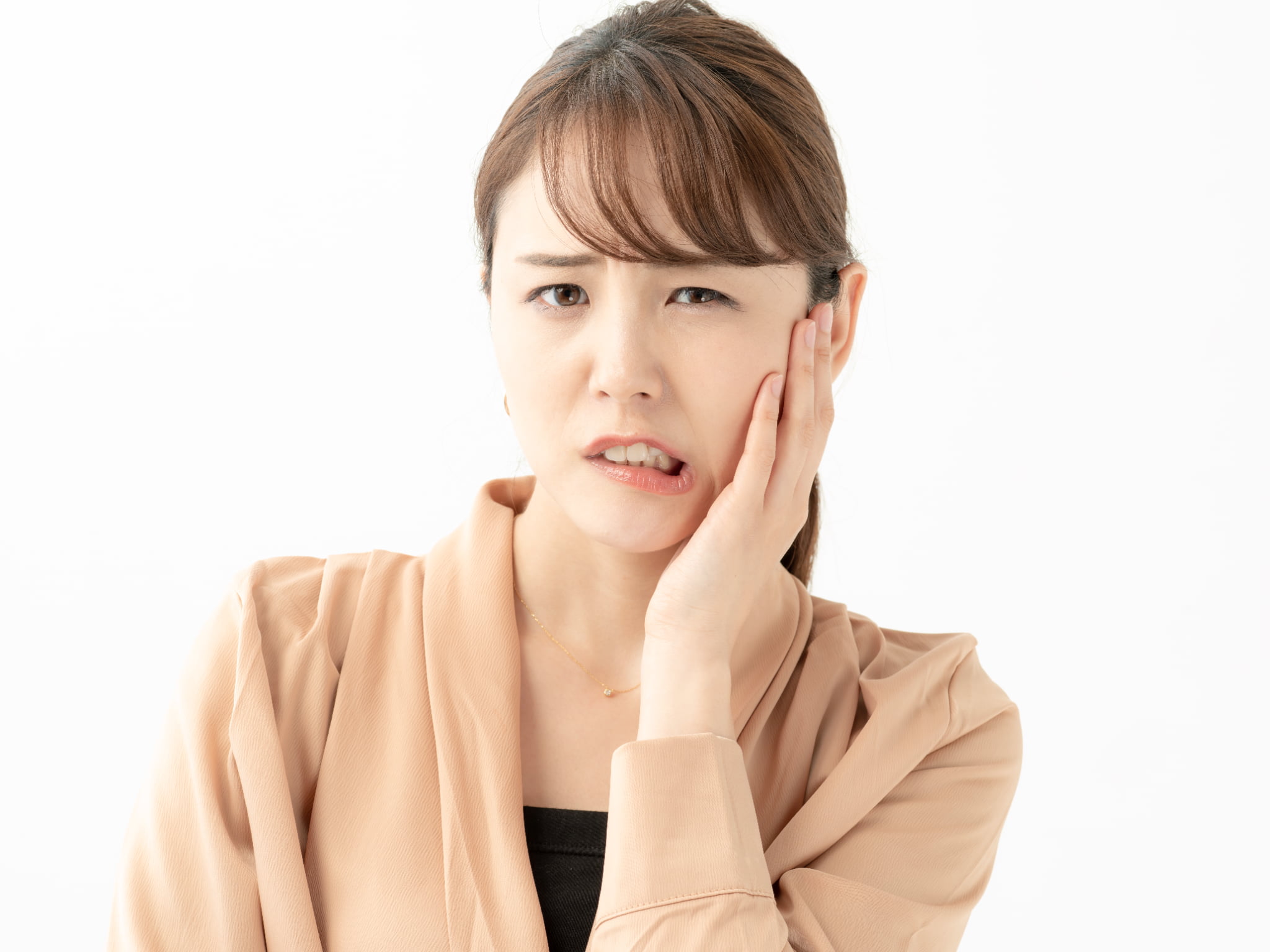 インプラント治療後に痛みがある女性