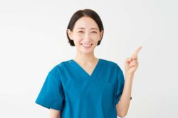 インプラント治療後の痛みを和らげる方法を説明する歯科医