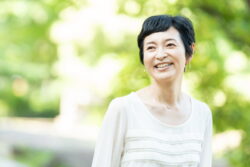 インプラント治療をして笑顔の女性