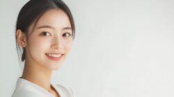 ホワイトニングをして綺麗になった歯を見せて笑う女性