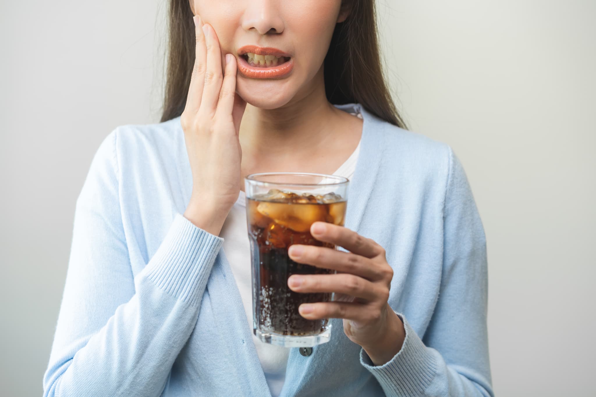 ホワイトニング後に知覚過敏になった女性