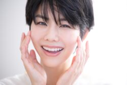 白く美しい歯を見せて笑う女性