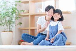 小児矯正で歯列が整い笑顔になる親子