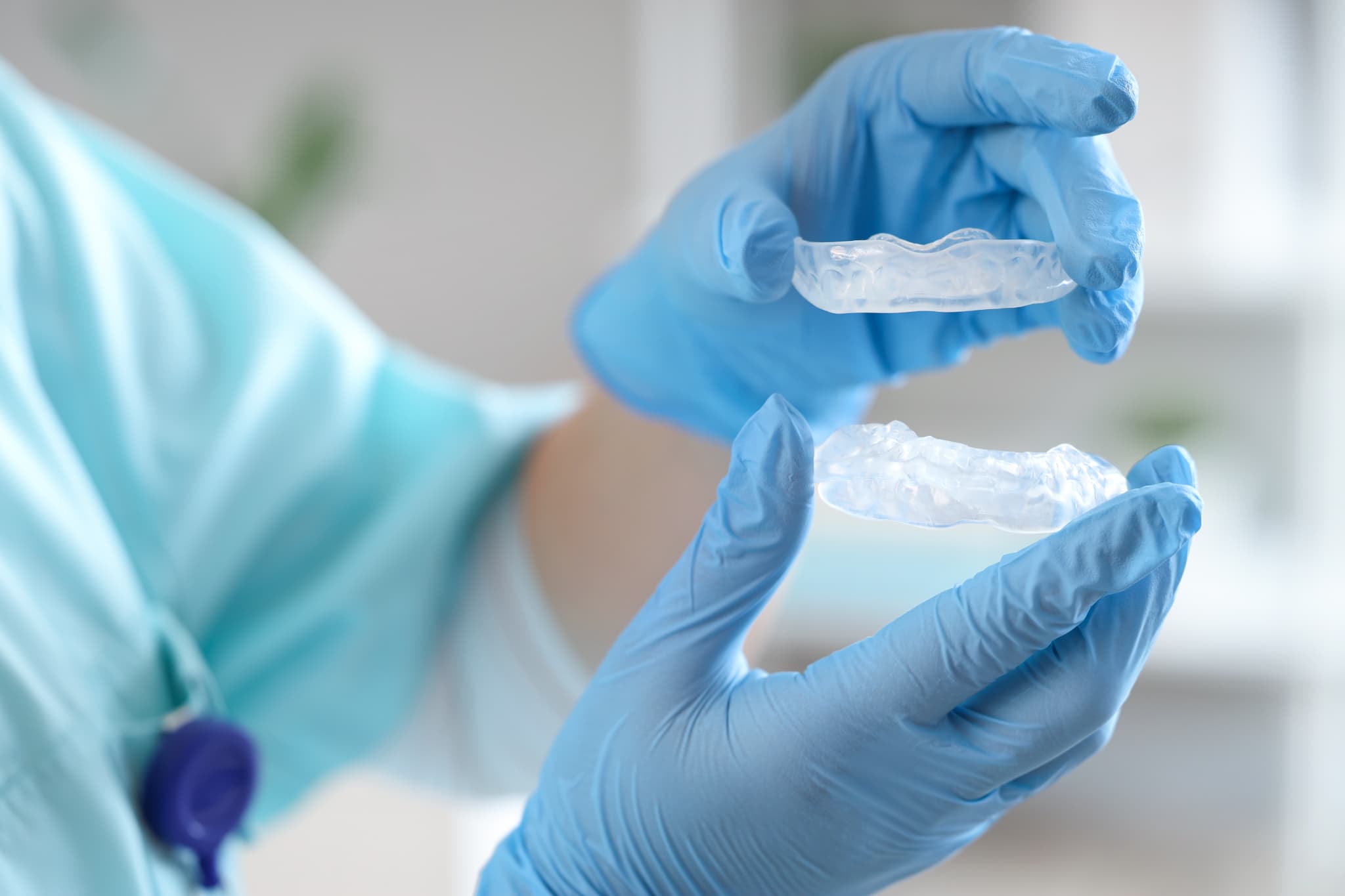 マウスピース矯正とはどのようなものか説明する歯科医師