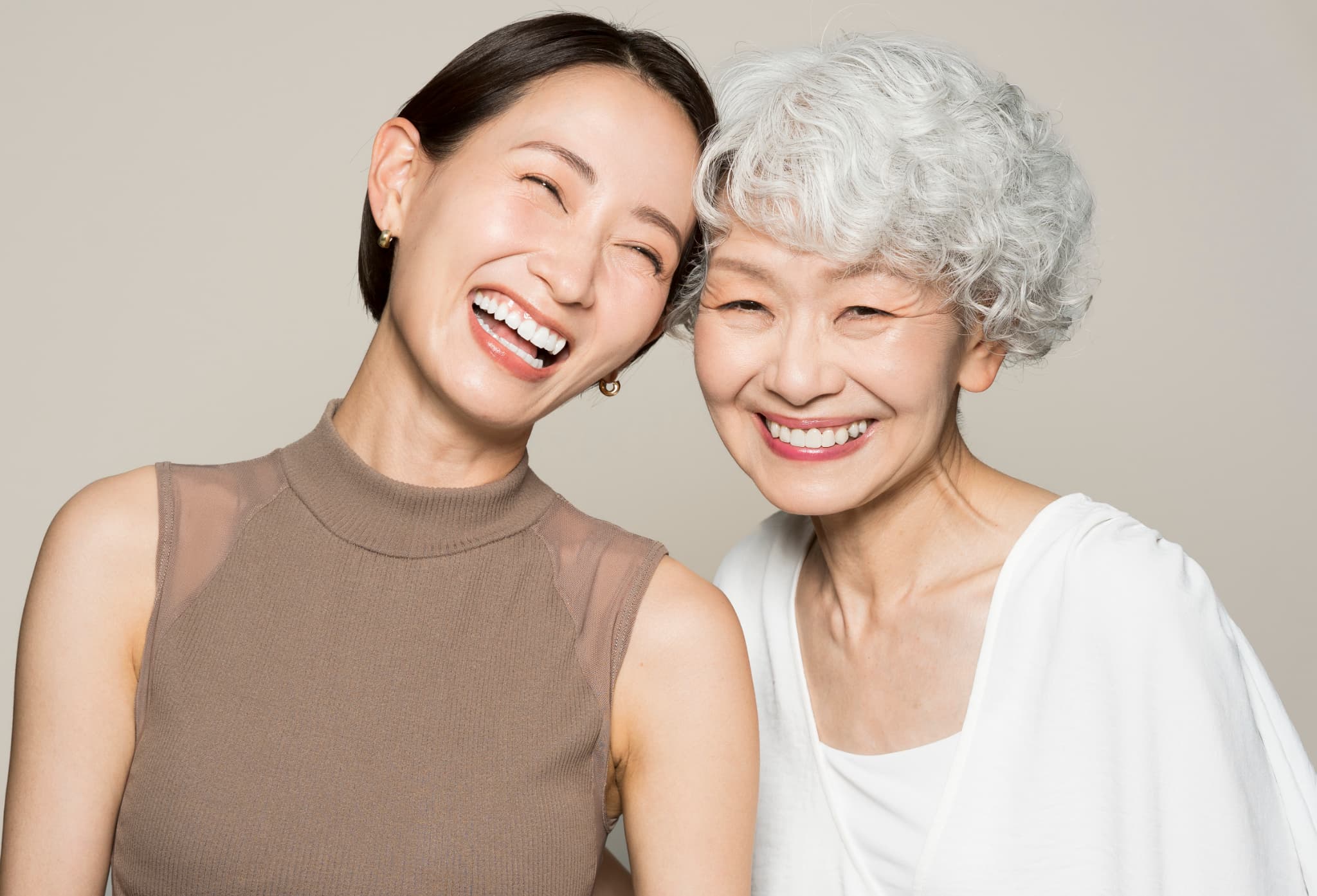 歯医者で歯石取りを受け笑顔の親子