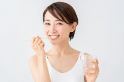 歯磨きする女性