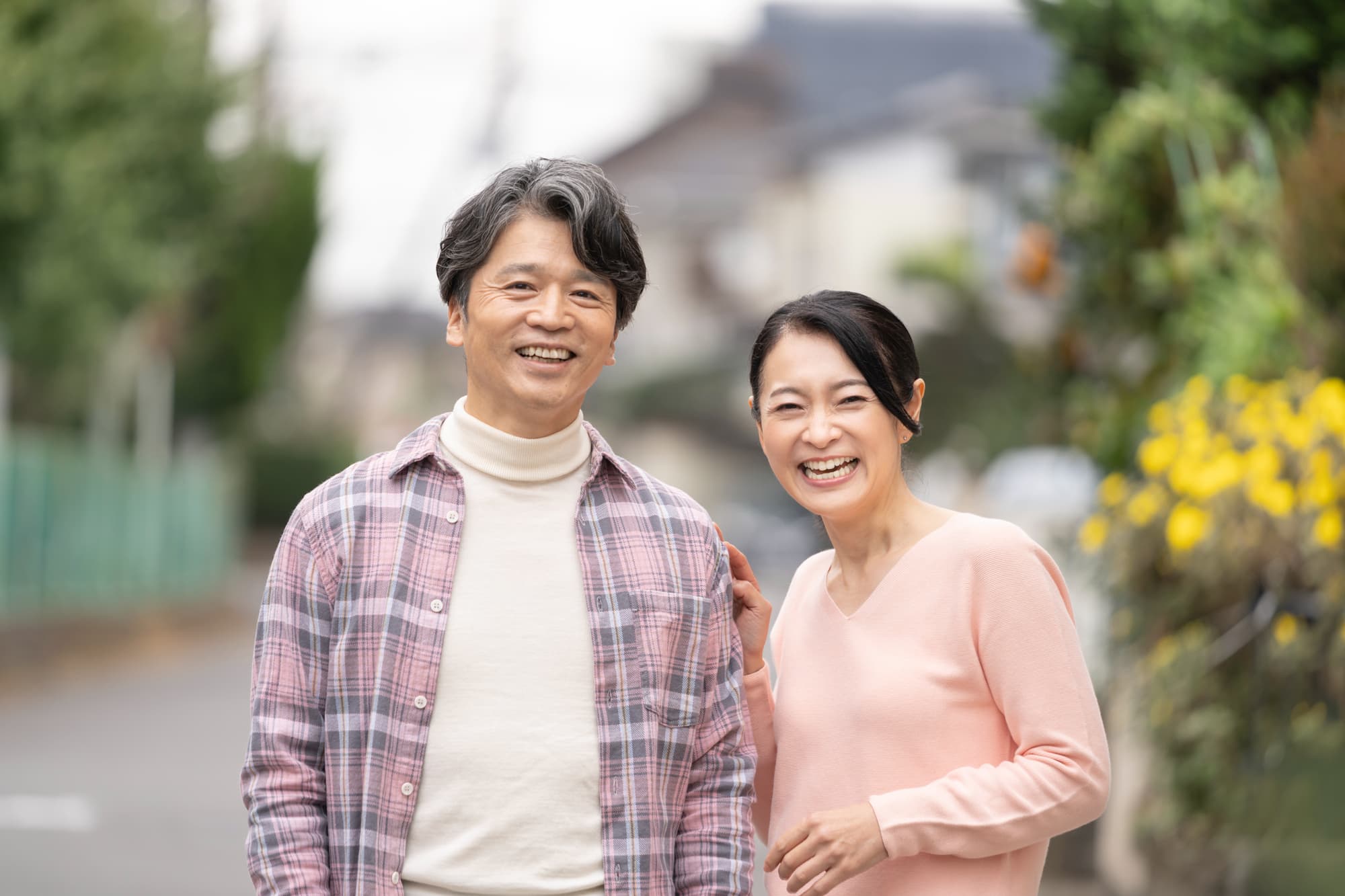 腕を組んで歩く笑顔の夫婦