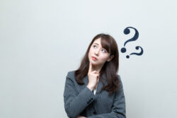 子どもの受け口の原因がわからず、悩む女性