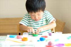 適切な受け口治療のタイミングを待つ子ども