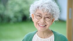 笑顔のシニア女性