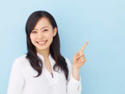 ブラッシング指導について説明する女性
