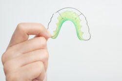 矯正の保定期間に使用するリテーナー