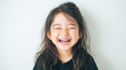 矯正をして綺麗な歯並びになった女の子