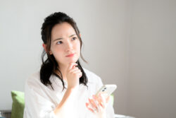 インプラント治療とは何かを考えている女性