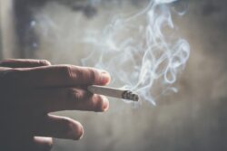 インプラント治療のリスクを高めるタバコ