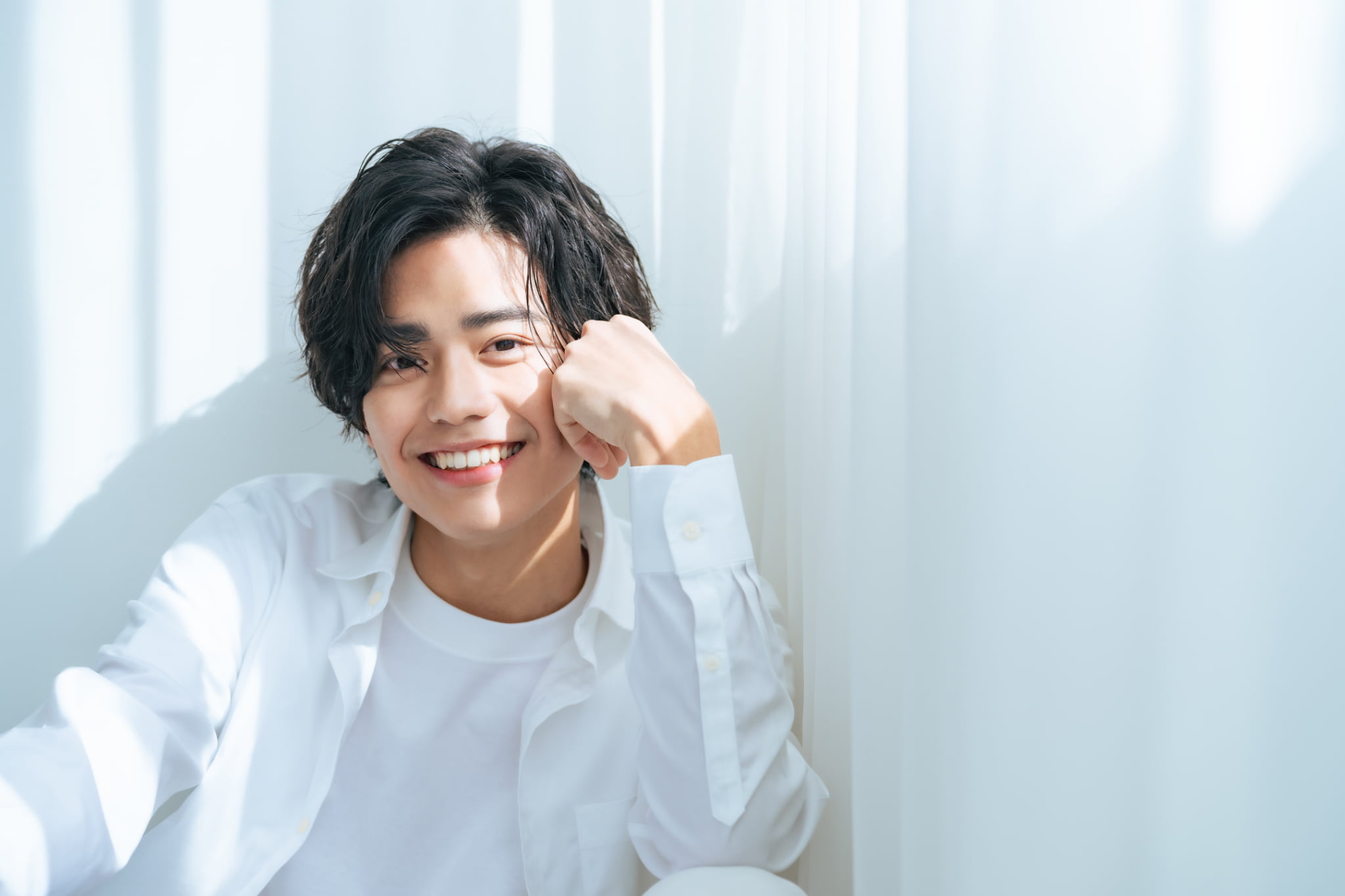 インビザラインで整った歯並びになった笑顔の男性