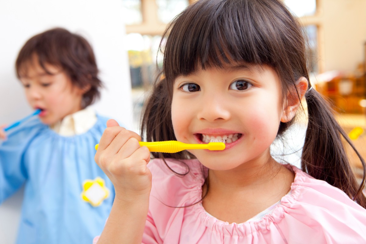 歯磨きをしている子ども