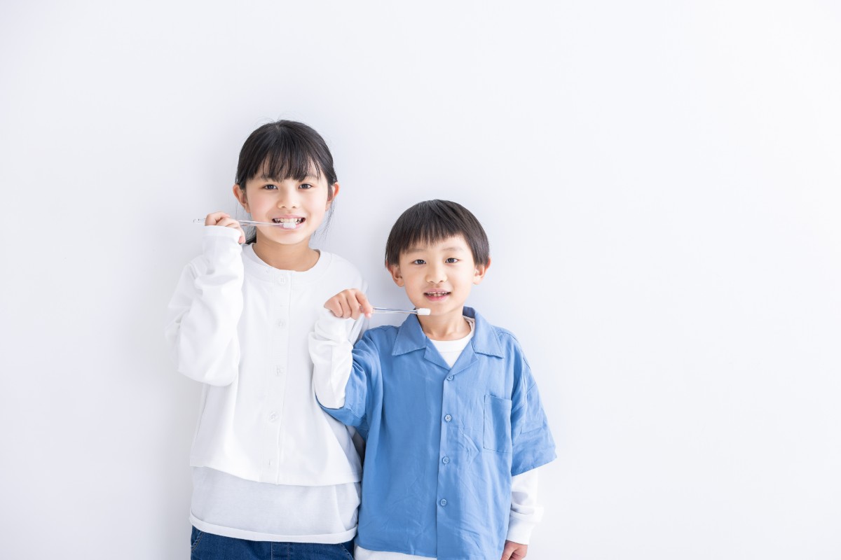歯磨きをしている子ども