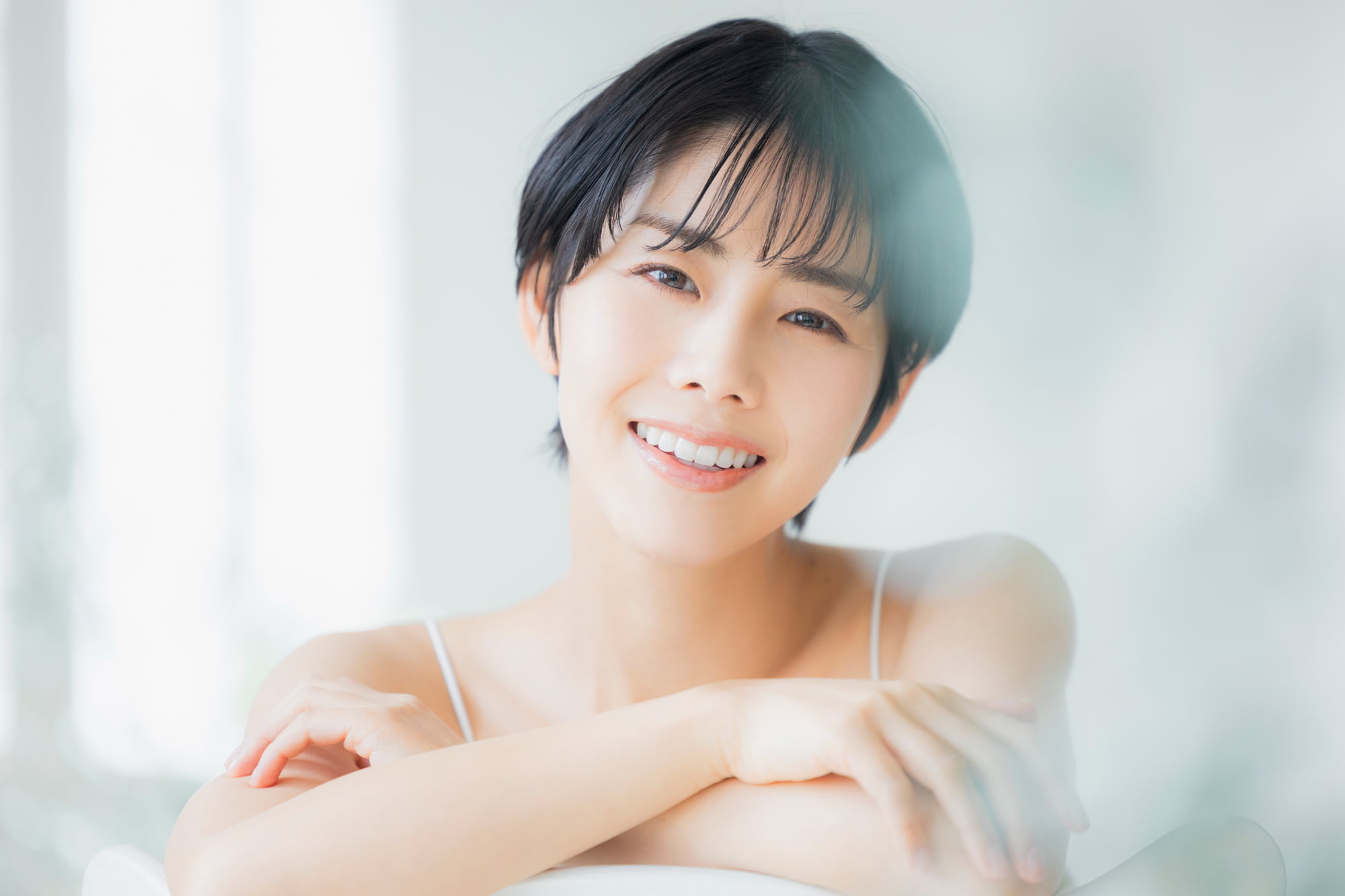 歯のクリーニングに満足して微笑む女性