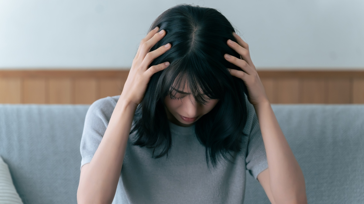 マウスピース矯正の治療期間が長くなるケースを心配している女性