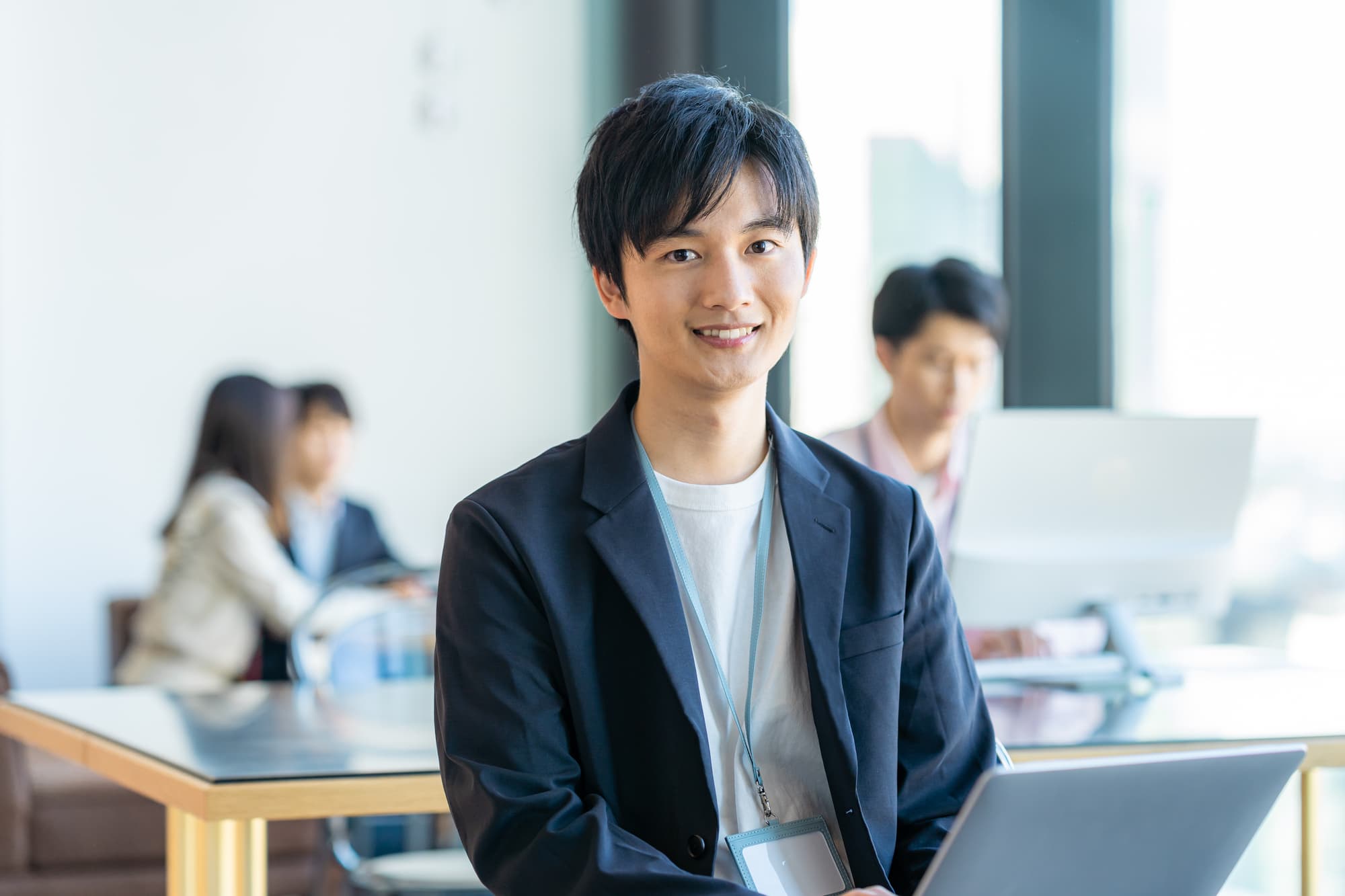 矯正で整った歯並びになった笑顔の男性