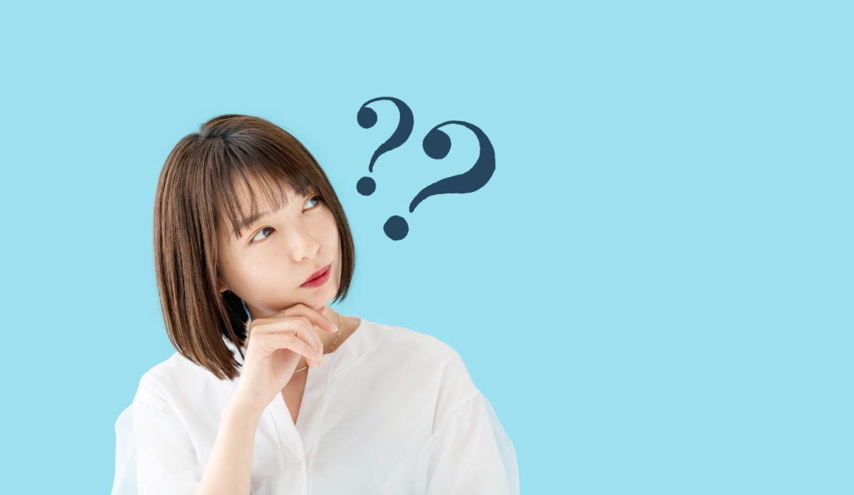 矯正治療後に後戻りが起こるのはどうしてか考える女性