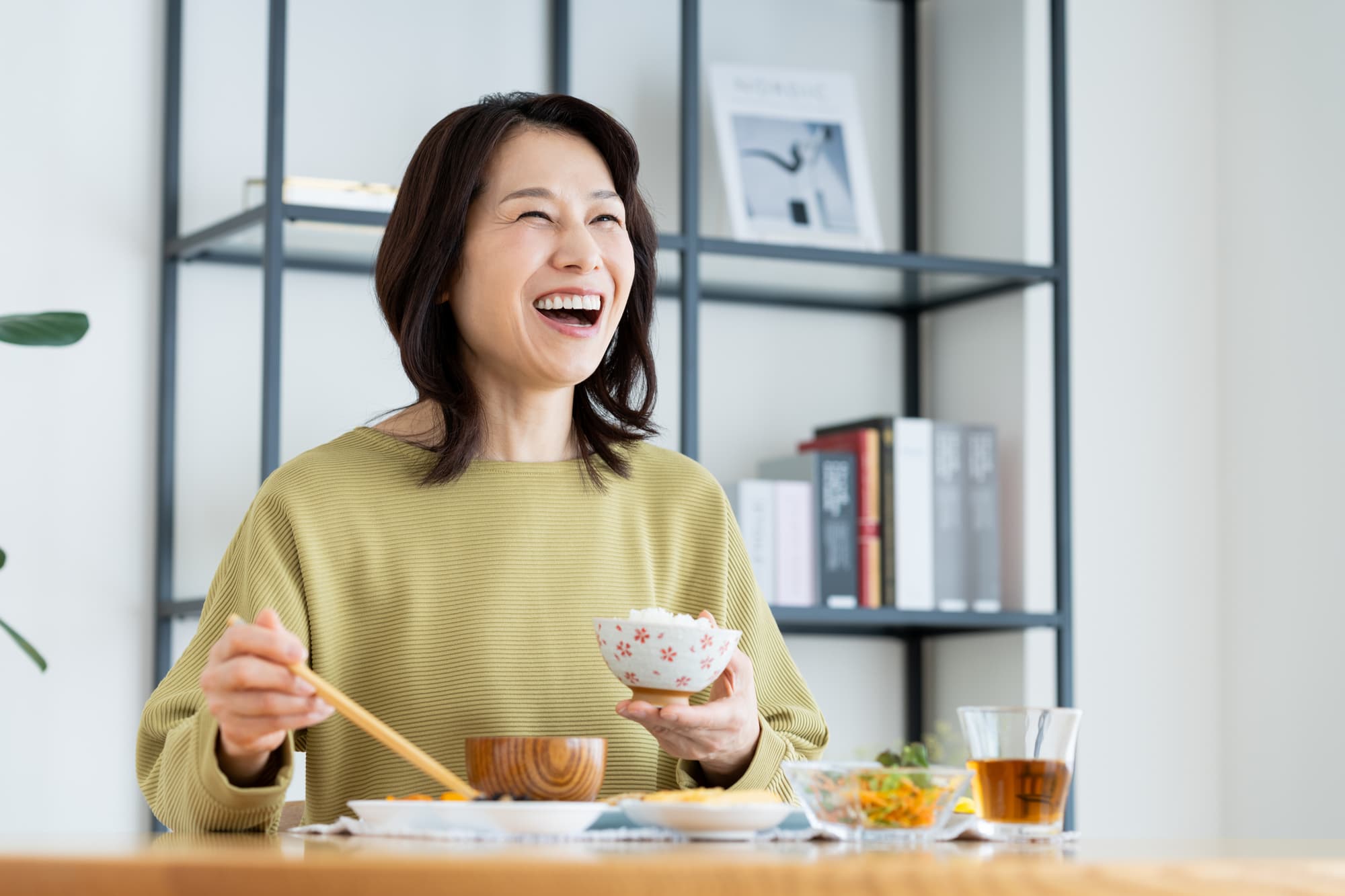 奥歯をセラミックにして快適に食事をしている女性